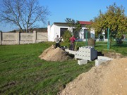 Stavba opěrné zdi u zahrady školy 2017